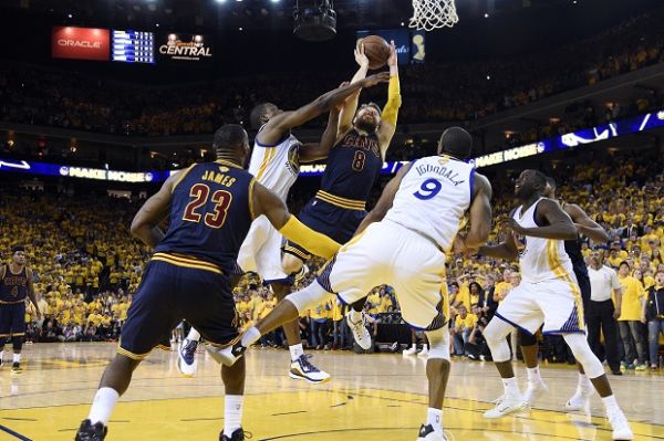 <em>Tripple Double</em> LeBron Antar Cavs Rebut Game 2
