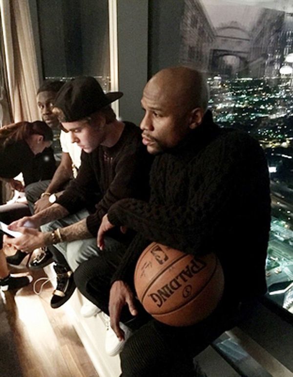 Nyanyian Pacquiao Ganggu Mayweather Jr Nonton NBA
