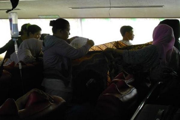 Ibu melahirkan di atas kapal
