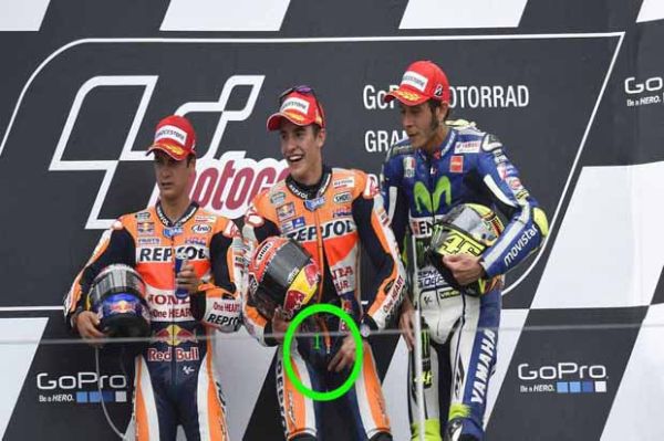 Selfie Bareng Rossi dan Pedrosa, Marquez Pamer Jimat
