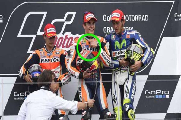 Selfie Bareng Rossi dan Pedrosa, Marquez Pamer Jimat