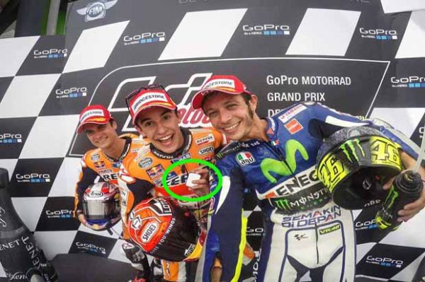 Selfie Bareng Rossi dan Pedrosa, Marquez Pamer Jimat