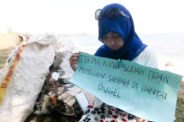 Tak Lelah Perangi Sampah di Pantai