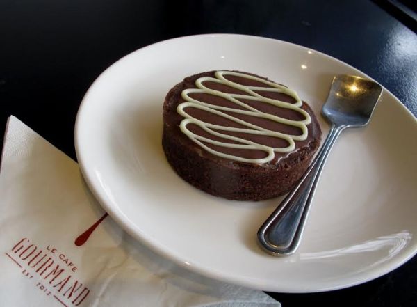 Aneka Kudapan Warna-warni Khas Le Cafe Gourmand