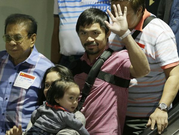 Tiba di Filipina, Pacquiao Langsung Diapit Bidadari