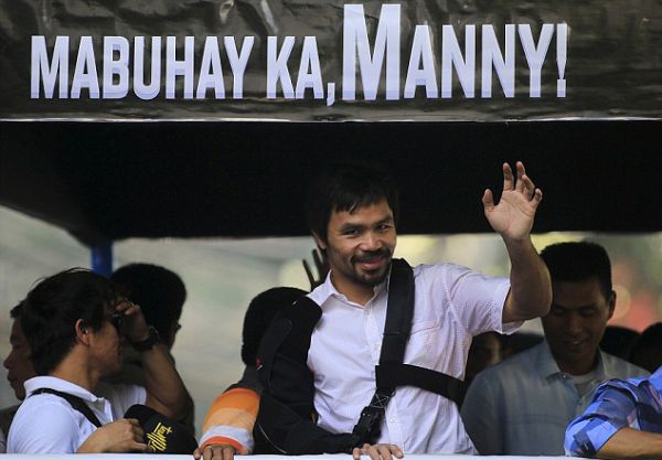 Tiba di Filipina, Pacquiao Langsung Diapit Bidadari