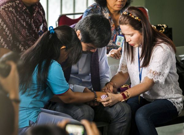 Ini Momen Mengharukan Manny Pacquiao dan Mary Jane di Lapas Wirogunan
