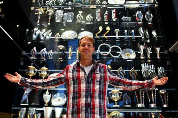 Kunjungi Markas Red Bull, Vettel Dapat Banteng