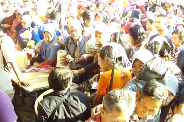 Pasar Murah di Kendal Ricuh