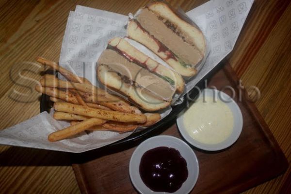 Menikmati Aneka Gourmet Burger ala Three Buns 