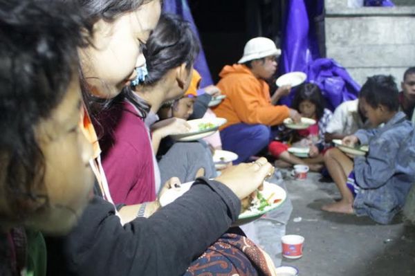 Suasana sahur bersama pengungsi Sinabung