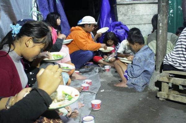 Pengungsi Sinabung santap sahur