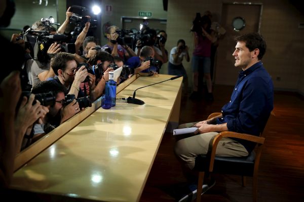 Perpisahan Tragis Casillas Berganti Seremoni Bersama Fans