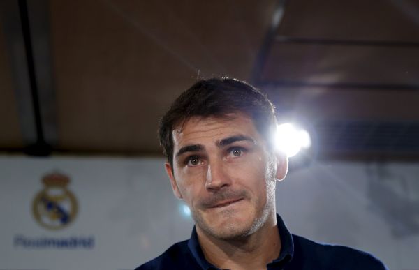 Ini Foto-Foto Jumpa Pers Mengharukan Casillas