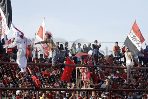 Ada Penampakan Pocong di Tribun Suporter PSM Makassar!