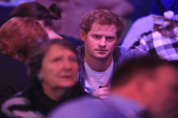 Pangeran Harry Jadi Bintang Turnamen Dart