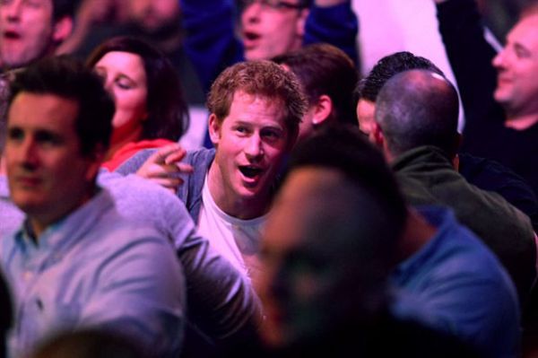 Pangeran Harry Jadi Bintang Turnamen Dart