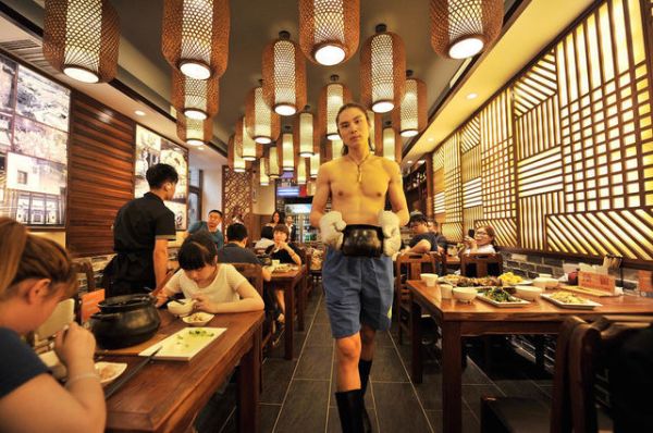 Pancing Minat Pengunjung, Restoran di China Pekerjakan Pelayan Berbikini