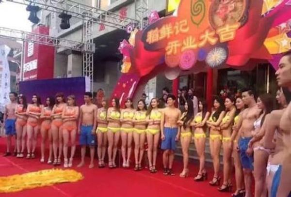 Pancing Minat Pengunjung, Restoran di China Pekerjakan Pelayan Berbikini