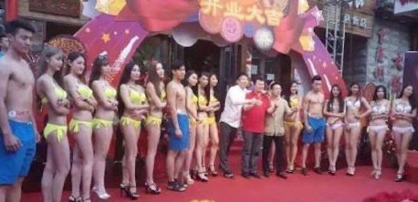Pancing Minat Pengunjung, Restoran di China Pekerjakan Pelayan Berbikini