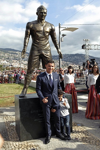 Patung Ronaldo Berdiri Tegak di Portugal