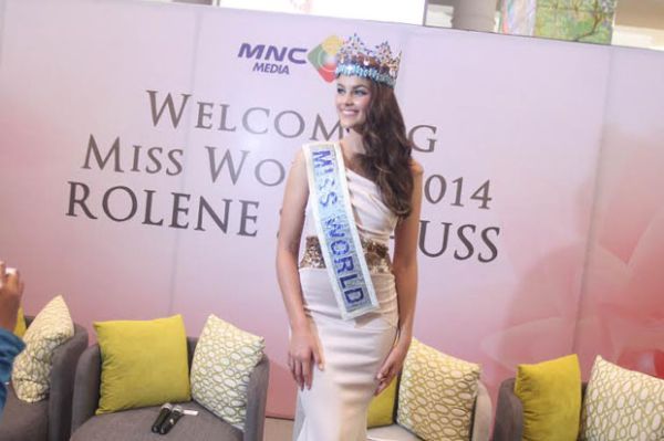 Rolene Strauss Meriahkan Final Miss Indonesia 2015