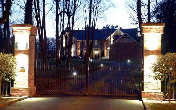 Polisi Temukan Senjata Api di Rumah Adam Johnson