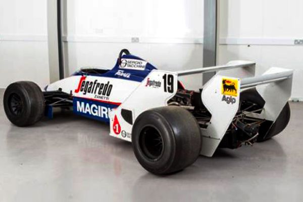 Mobil Ayrton Senna Dilelang