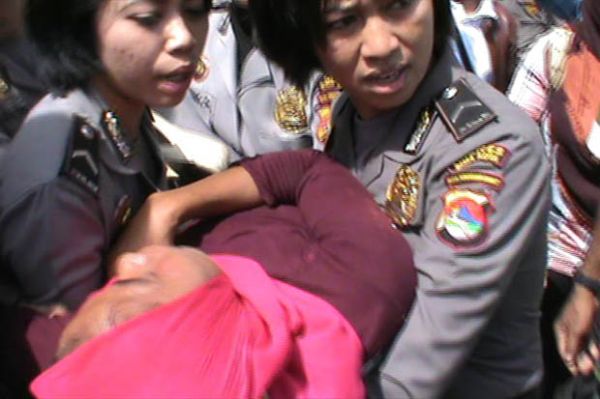 Kecewa Tuntutan Jaksa, Keluarga Korban Pembunuhan Mengamuk