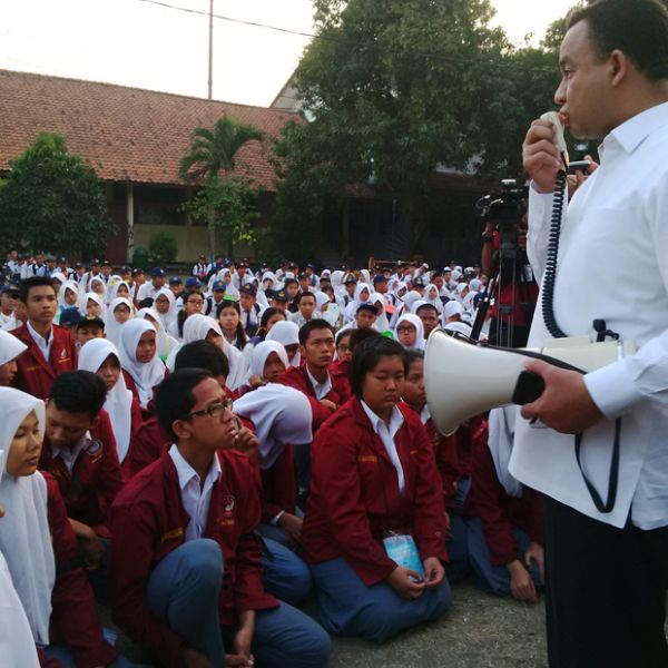 Anies Baswedan memberikan pengarahan kepada para siswa/siswi baru yang mengikuti masa orientasi sekolah