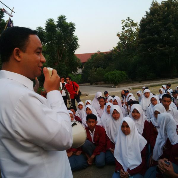Anies Baswedan memberikan pengarahan kepada para siswa/siswi baru yang mengikuti masa orientasi sekolah