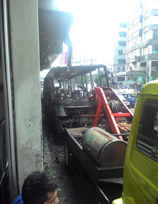 Kondisi Bus Transjakarta terbakar di Halte UI Salemba