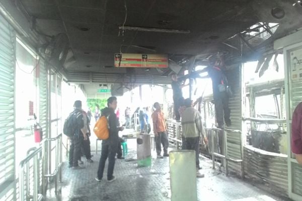 Kondisi Bus Transjakarta terbakar di Halte UI Salemba