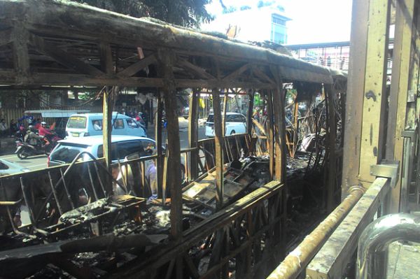 Kondisi Bus Transjakarta terbakar di Halte UI Salemba