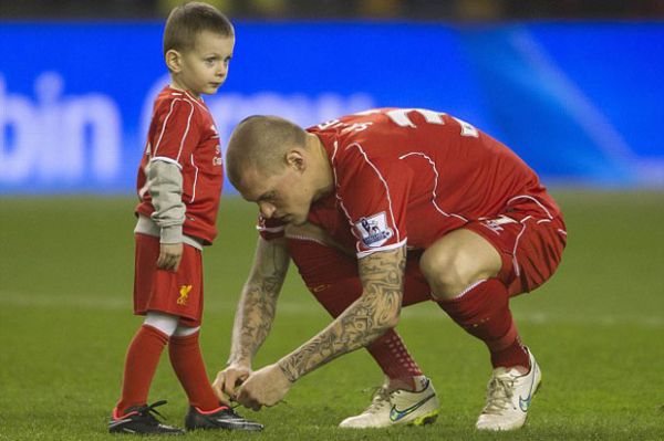 Skrtel Ajak Pacar dan Anak Lawan Spurs