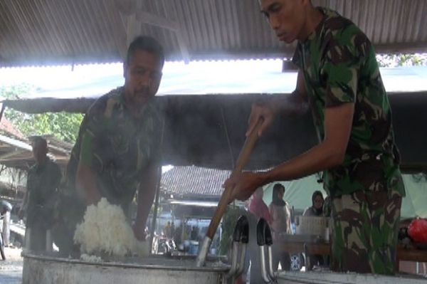Melihat Aktivitas TNI di Dapur Umum Muktamar NU