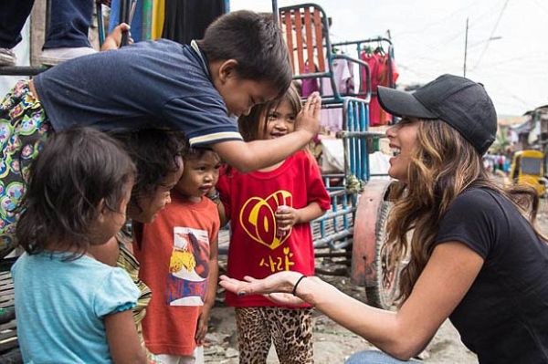 Mantan Hamilton Gendong Bayi di Manila