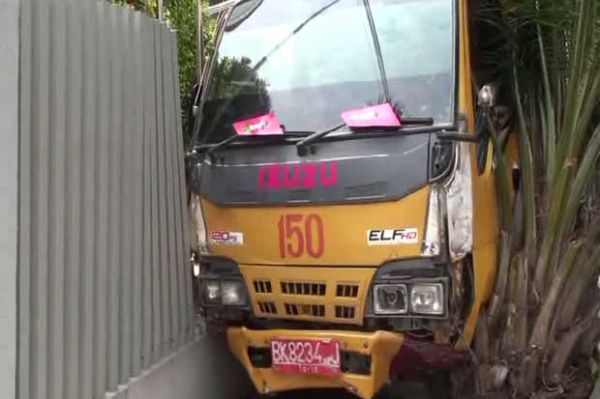 Sopir Pusing, Truk Sampah Seruduk Klinik Kecantikan 