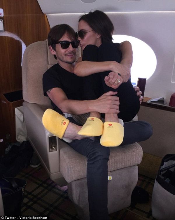 HOT: Victoria Beckham Mesra Bareng Pria Lain