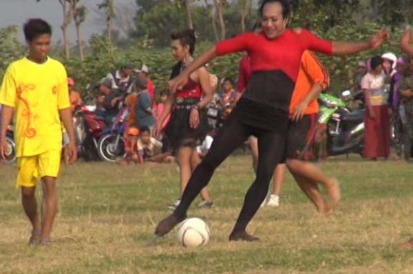Kehebohan saat Waria Merumput di Lapangan Hijau