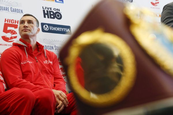 Klitschko Pertahankan Gelar Juara Kelas Berat