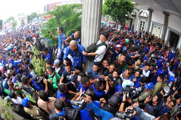 Ribuan Suporter Arak Tim PSIS Keliling Kota Semarang