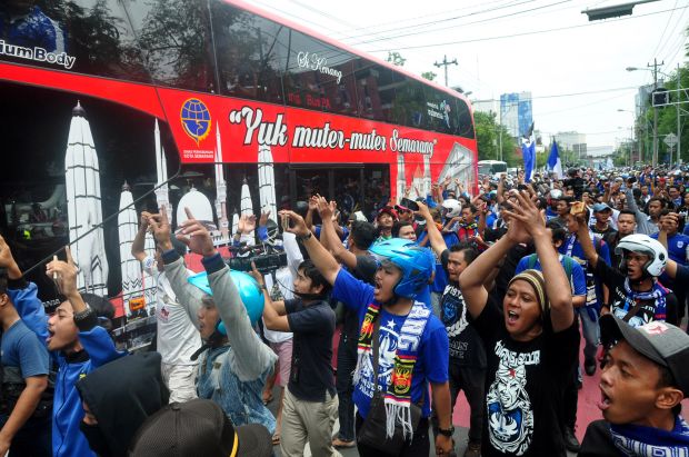 Ribuan Suporter Arak Tim PSIS Keliling Kota Semarang