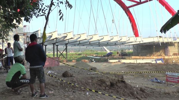 Tiang Penyangga Lantai Jembatan Tol Kali Kuto Runtuh