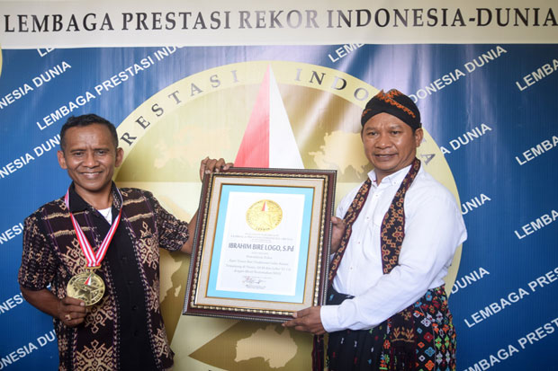 Kisah di Balik Pembuatan Kain Tenun Ikat Tradisional Terpanjang