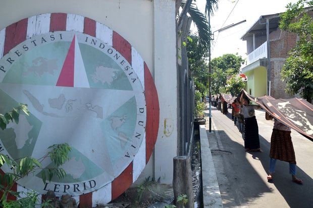 Kisah di Balik Pembuatan Kain Tenun Ikat Tradisional Terpanjang