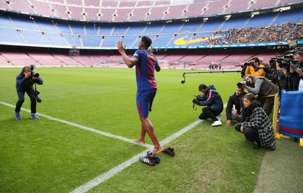 Injak Rumput Camp Nou Pertama Kali, Yerry Mina Buka Sepatu dan Kaus Kaki