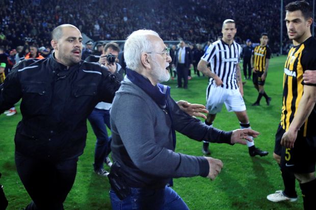 Yunani Hentikan Laga Superleague Setelah Bos PAOK Menenteng Senjata ke Lapangan