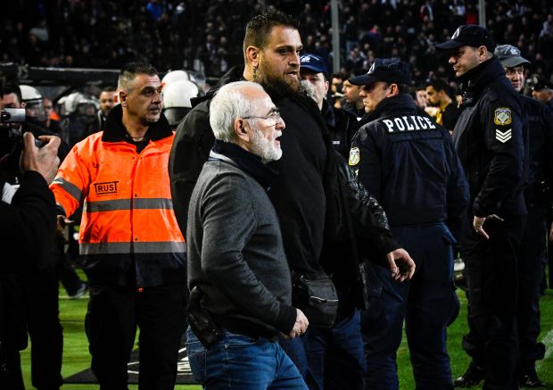 Yunani Hentikan Laga Superleague Setelah Bos PAOK Menenteng Senjata ke Lapangan