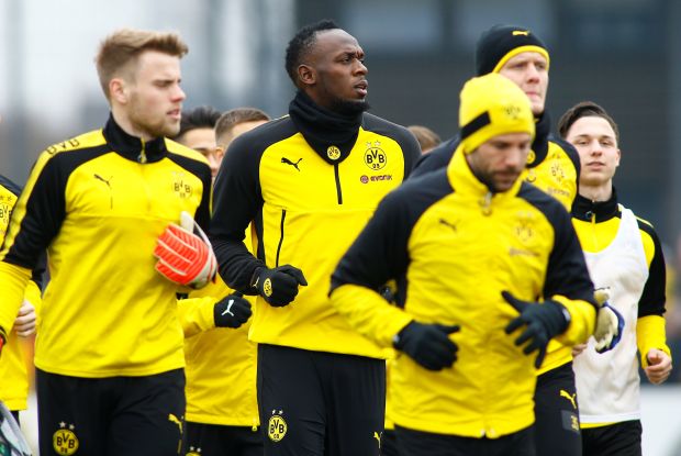 Belum Jadi Pemain Dortmund, Fans Sudah Antre Minta Tanda Tangan Usain Bolt
